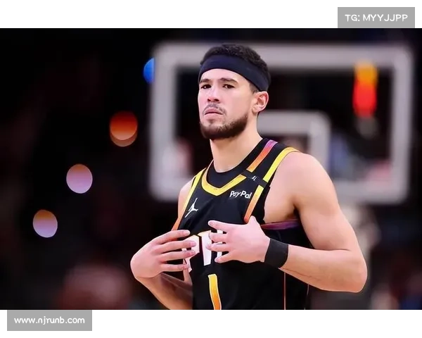 布克在场上战术执行的关键作用与影响分析